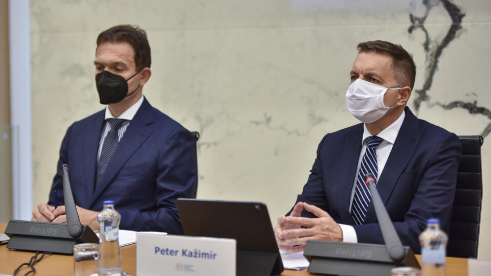 Na snímke zľava viceguvernér Národnej banky Slovenska (NBS) Ľudovít Ódor a guvernér NBS Peter Kažimír počas tlačovej konferencie k ekonomickému a menovému vývoju 22. júna 2021 v Bratislave. FOTO TASR - Pavol Zachar