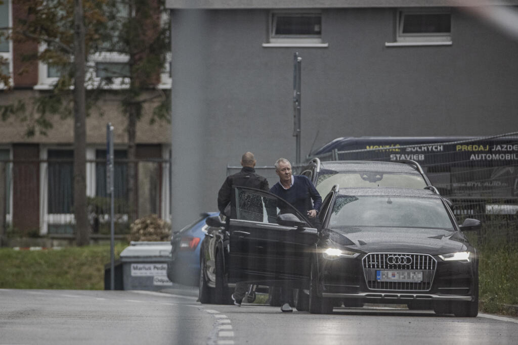 Koncom minulého týždňa prepukli na verejnosť správy o tom, že majiteľ Slovana Bratislava Ivan Kmotrík starší odvolal z funkcie športového riaditeľa Richarda Trutza a ďalších členov z vedenia klubu.