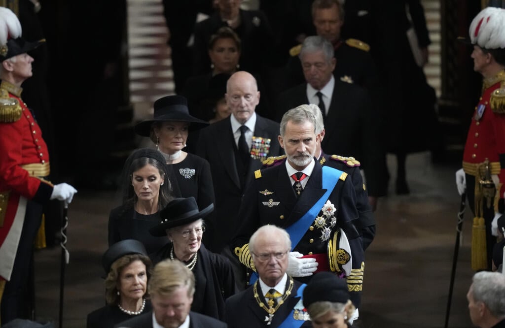 KK8 Londýn - Na snímke sprava švédsky kráľ Carl Gustaf, švédska kráľovná Silvia, dánska kráľovná Margaréta II., španielsky kráľ Filip VI. a španielska kráľovná Letizia, belgický kráľ Filip a belgická kráľovná Mathilde odchádzajú po skončení štátneho pohrebu zosnulej britskej kráľovnej Alžbety II. z Westminsterského opátstva v Londýne v pondelok 19. septembra 2022. Štátny pohreb panovníčky sa začal v pondelok o 11.00 h (12.00 SELČ). Rakvu následne previezli k Wellingtonovmu víťaznému oblúku a ďal