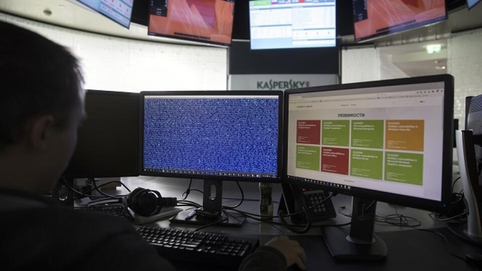 WA 29 Moskva - Na snímke zamestnanec medzinárodnej spoločnosti Kaspersky Lab pracuje na počítači v sídle spoločnosti v Moskve 1. júla 2017. Firma Kaspersky Lab je pripravená poskytnúť americkým úradom na preskúmanie zdrojový kód počítačových programov, ktoré vyvíja. Spoločnosť chce takto rozptýliť možné podozrenia Spojených štátov ohľadom svojej činnosti. V rozhovore pre agentúru AP to 3. júla 2017 uviedol šéf spoločnosti Jevgenij Kasperskij. Kasperskij tiež vyhlásil, že jeho firma nikdy nedostá
