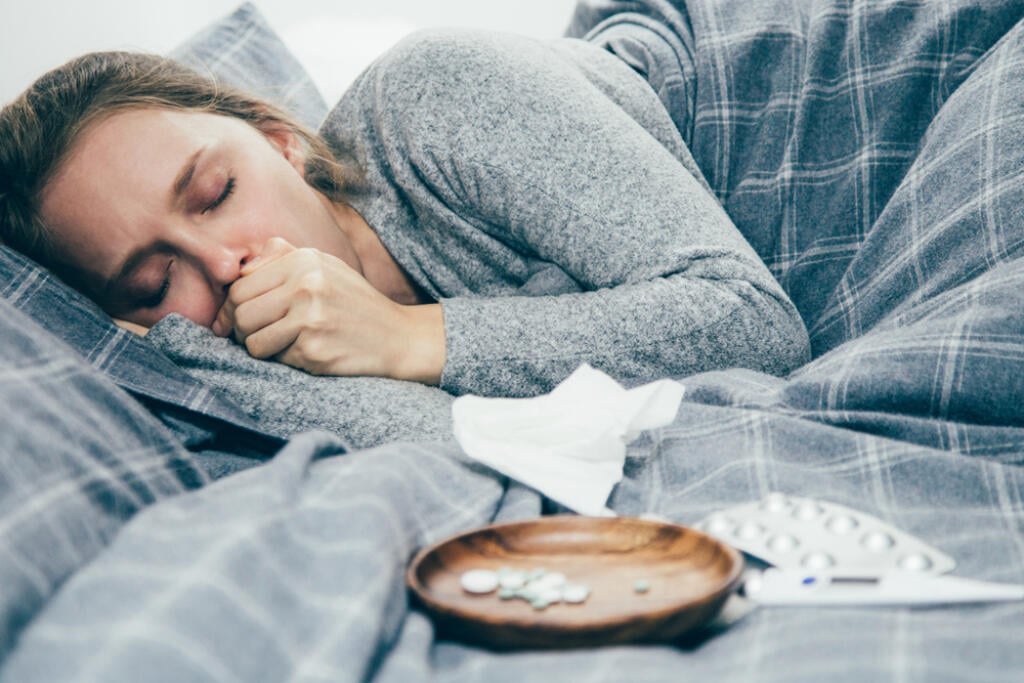 Простуда 4 день. Девушка болеет гриппом селфи на кровати.