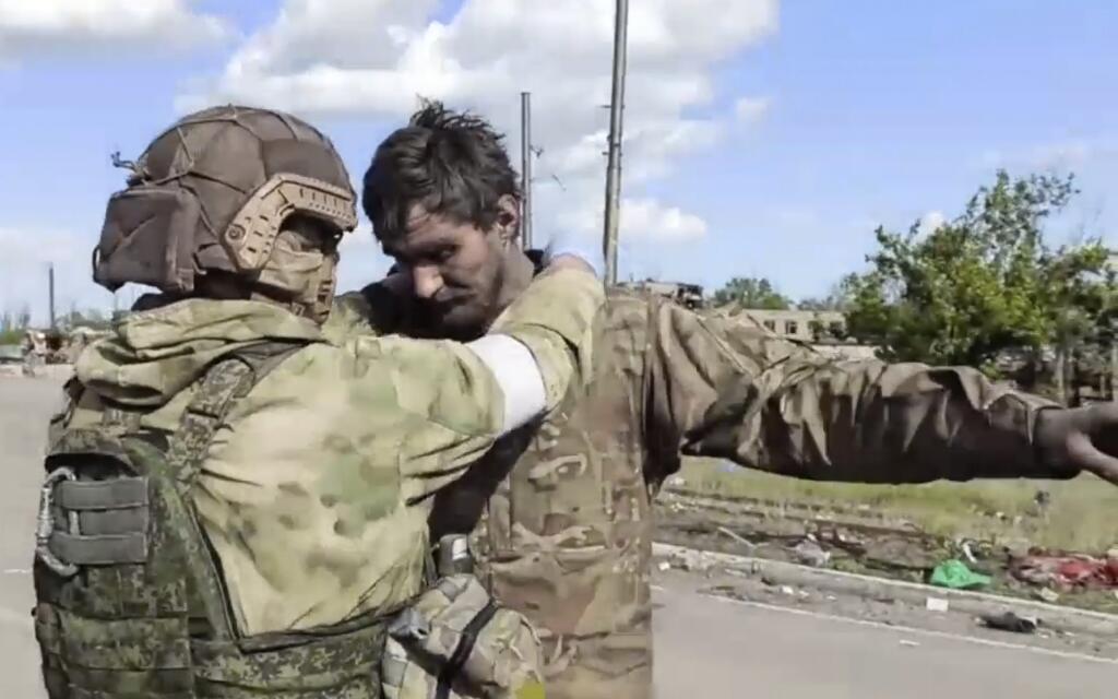 PK 23 Mariupol - Na snímke z videa ruský vojak (vľavo) prehľadáva ukrajinského bojovníka z obliehanej oceliarne Azovstaľ v Mariupole na juhovýchode Ukrajiny. FOTO TASR/AP

In this photo taken from video released by the Russian Defense Ministry on Friday, May 20, 2022, a Russian serviceman frisks a Ukrainian serviceman after they leaved the besieged Azovstal steel plant in Mariupol, in territory under the government of the Donetsk People's Republic, eastern Ukraine. (Russian Defense Ministry Pres