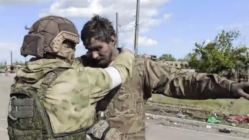 PK 23 Mariupol - Na snímke z videa ruský vojak (vľavo) prehľadáva ukrajinského bojovníka z obliehanej oceliarne Azovstaľ v Mariupole na juhovýchode Ukrajiny. FOTO TASR/AP
In this photo taken from video released by the Russian Defense Ministry on Friday, May 20, 2022, a Russian serviceman frisks a Ukrainian serviceman after they leaved the besieged Azovstal steel plant in Mariupol, in territory under the government of the Donetsk People's Republic, eastern Ukraine. (Russian Defense Ministry Pres