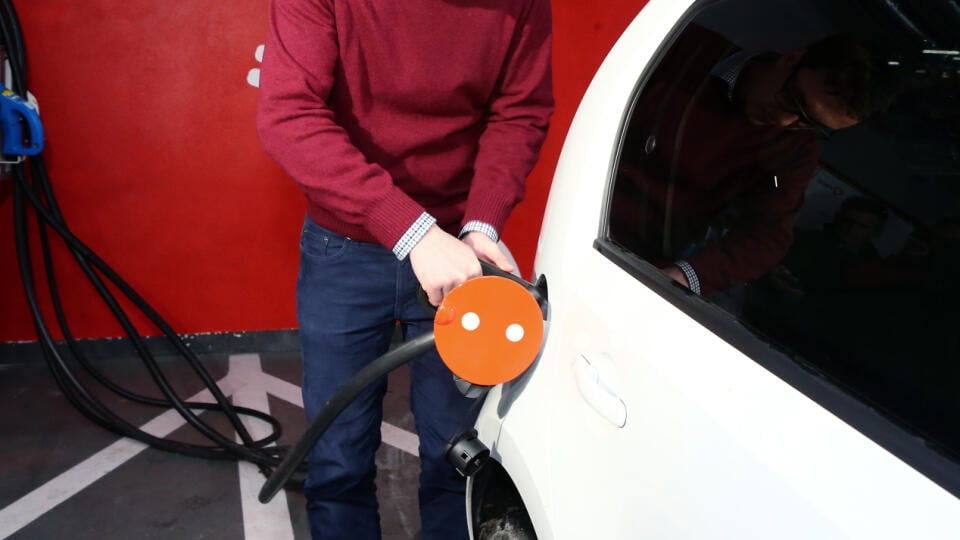 Regióny: Elektromobil-nabíjacia stanica. Obchodné centrum Bory Mall pripravilo pre svojich návštevníkov používajúcich elektromobil nabíjaciu stanicu. V spolupráci so Západoslovenskou energetikou zriadili v garáži centra tri boxy s možnosťou doplnenia elektrickej energie.