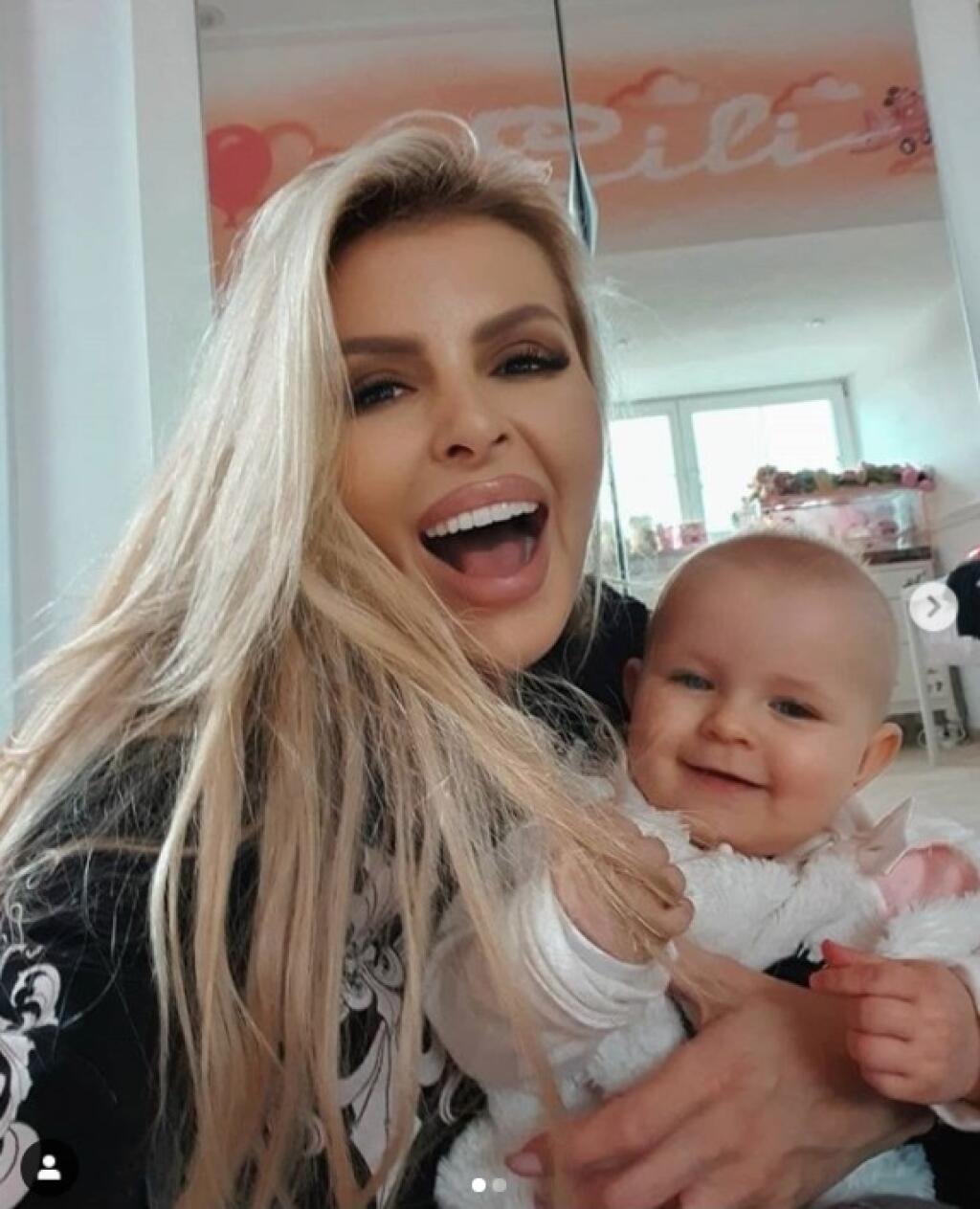 Playmate Lela Ceterová prezdradila, že so zápasníkom Karlosom Vémolom čakala dvojičky. O jedno dieťatko prišla. Vďačná je za dcérku Lili.