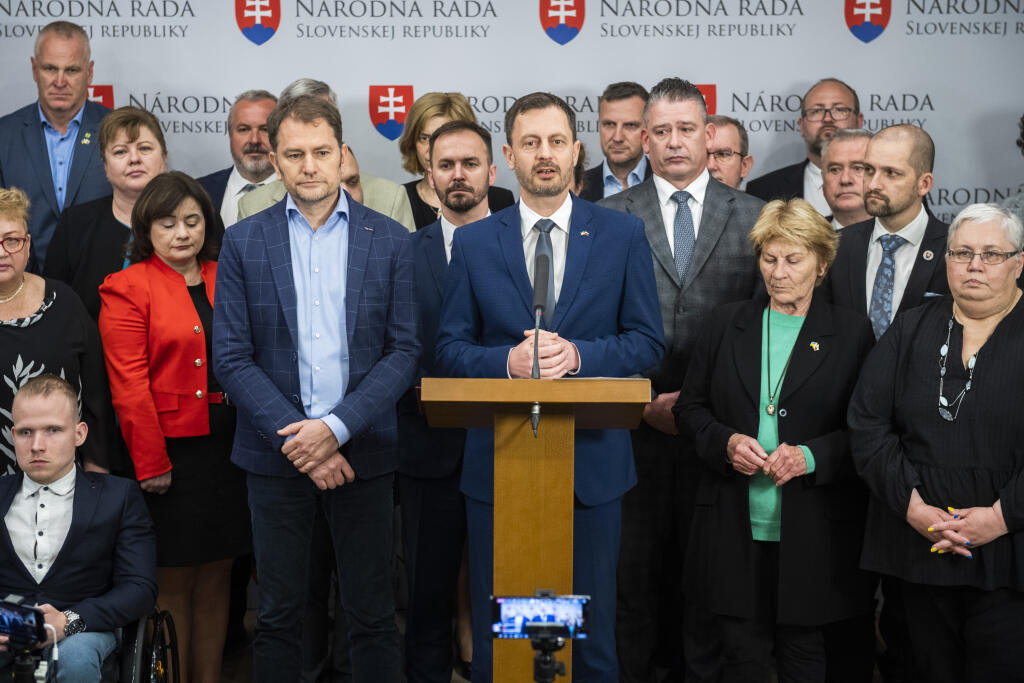 Poslanci Národnej rady (NR) SR začali v stredu popoludní rokovanie mimoriadnej schôdze k odvolávaniu ministra vnútra Romana Mikulca (OĽANO). Inicioval ju opozičný Smer-SD. Opozícia mu vyčíta medializované informácie o jeho údajnom priamom zasahovaní do 