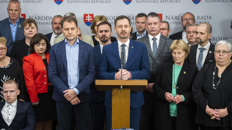 Poslanci Národnej rady (NR) SR začali v stredu popoludní rokovanie mimoriadnej schôdze k odvolávaniu ministra vnútra Romana Mikulca (OĽANO). Inicioval ju opozičný Smer-SD. Opozícia mu vyčíta medializované informácie o jeho údajnom priamom zasahovaní do
