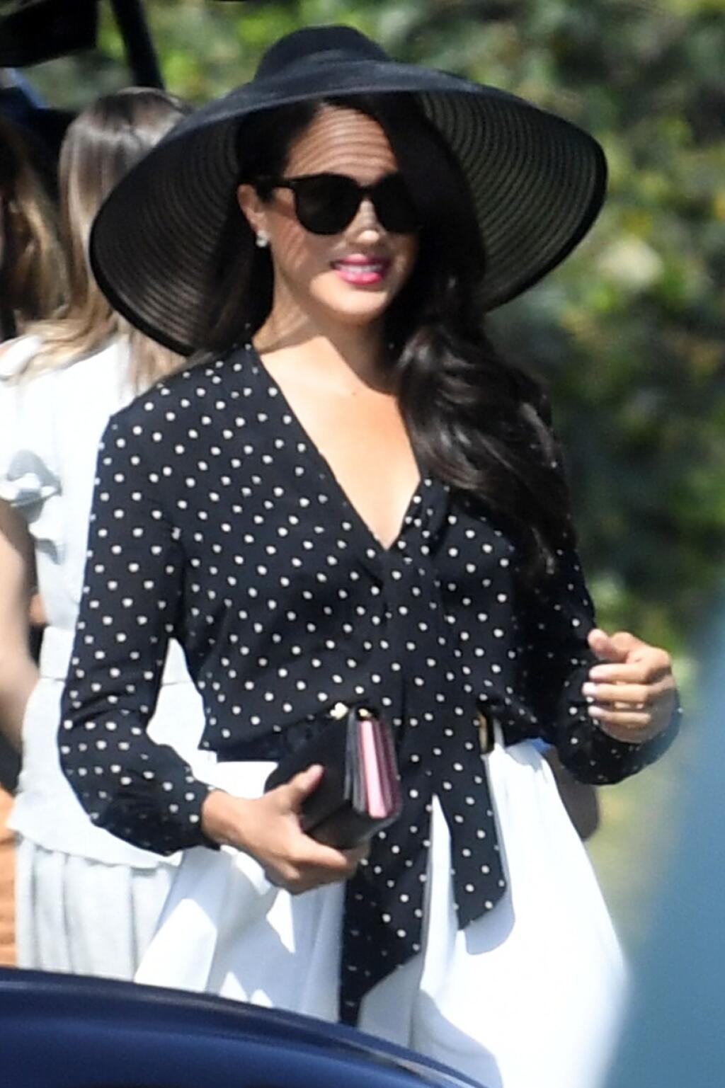 Meghan Markle zažiarila v bodkovanej blúzke a bielych šortkách.