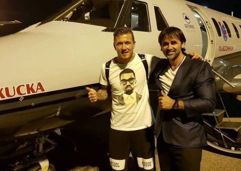 Juraj Kucka, keď letel s manažérom Karolom Csontom podpisovať lukratívnu zmluvu. Momentálne v Parme zarobí 2,2 milióna eur.