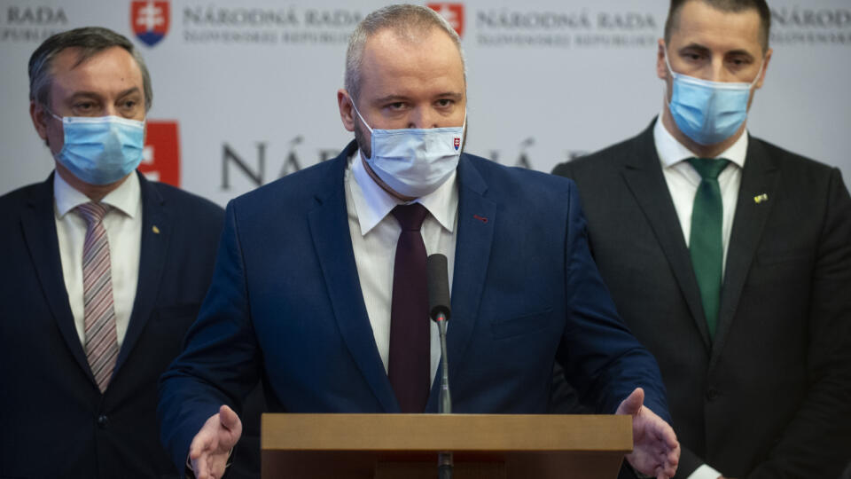 Miloš Svrček, Radovan Sloboda, Marián Viskupič tlačová konferencia k návrhu zákona o cestnej premávke, ktorým sa rieši prenositeľnosť tabuľky EČV