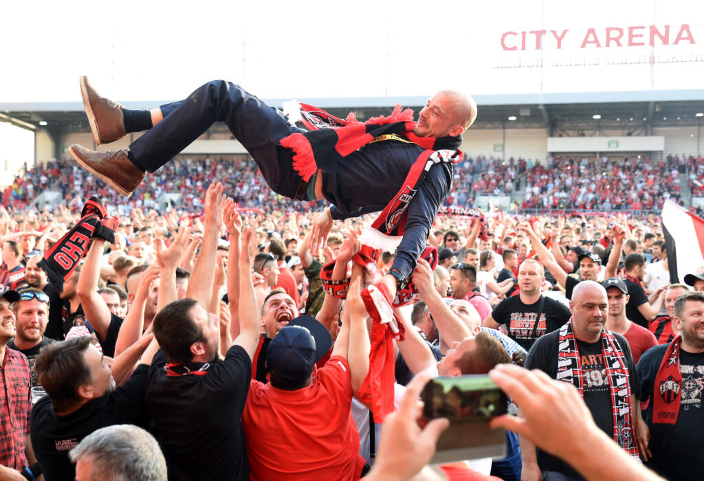 Spartak Trnava - Futbalisti Spartaka sa po 45 rokoch dočkali vytúženého titulu, no niekoľko mesiacov po jeho zisku naplno prepukol korupčný škandál. Najavo totiž vyšlo, že na Slovensku operuje známa firma z futbalového prostredia, ktorá uplácala hráčov v minulej sezóne práve v zápasoch Trnavy. Jedným z takýchto stretnutí mal byť duel Ružomberka s Trnavou (skončil sa 0:0), keď brankárovi Ružomberka Matúšovi Macíkovi mali ponúknuť úplatok vo výške 5 000 eur, aby zabezpečil, že domáci tím v stretnutí s Trnavou nevyhrá. Macík sa pred zápasom stretol na jednej benzínke s bývalým funkcionárom Danielom Bartkom, ktorý mu mal podľa jeho slov spomínanú čiastku ponúknuť. To Macík odmietol a celú vec nahlásil polícii. Prípadom sa následne začala zaoberať NAKA.