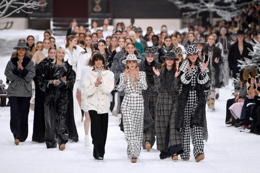 Na prehliadke Chanel jeseň/zima 2019/2020 si modelky zaspomínali na velikána Karla Lagerfelda. Neubránili sa slzám.