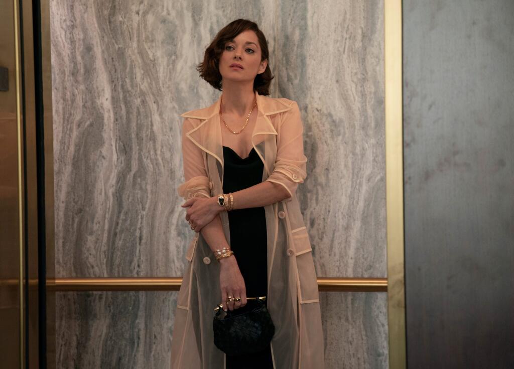 Marion Cotillard na zábere zo seriálu The Morning Show IV.
