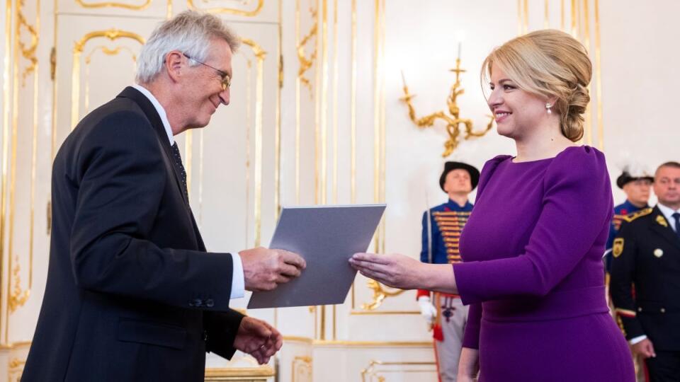 Na snímke sprava prezidentka SR Zuzana Čaputová a minister vnútra SR Ivan Šimko počas vymenovania novej vlády odborníkov v Prezidentskom paláci v Bratislave v pondelok 15. mája 2023. Prezidentka SR Zuzana Čaputová vymenovala novú úradnícku vládu, ktorá nahradila dočasne poverený kabinet Eduarda Hegera. Heger požiadal 7. mája hlavu štátu o zbavenie poverenia viesť vládu.