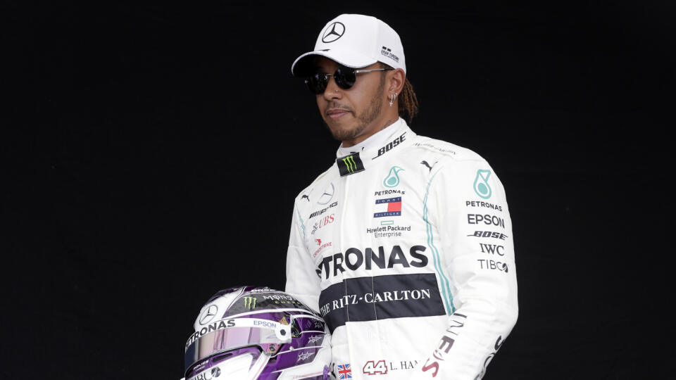 MIK 27 Melbourne - Britský pilot Formuly 1 Lewis Hamilton jazdiaci za tím Mercedes-AMG Petronas Motorsport pózuje pred Veľkou cenou Austrálie - Australian Grand Prix v Melbourne, v Austrálii, 12. marca 2020. FOTO TASR/AP
Mercedes driver Lewis Hamilton of Britain poses for a photo at the Australian Formula One Grand Prix in Melbourne, Thursday, March 12, 2020. (AP Photo/Rick Rycroft)