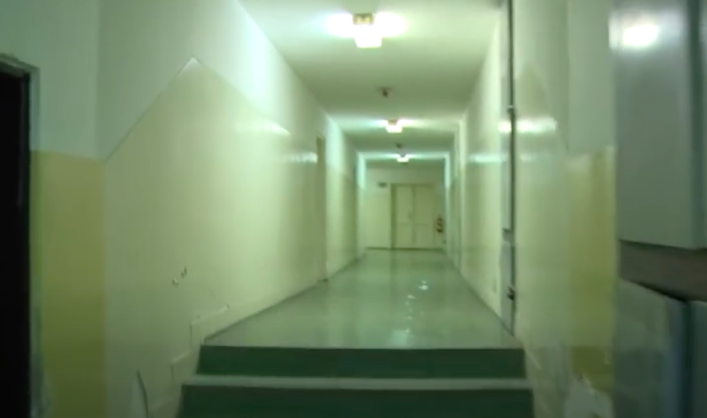 Prekvapilo ho, že tunel pred vstupom na hraciu plochu nie je zrovna v ideálnom stave a ani šatne nie sú na najvyššej úrovni.