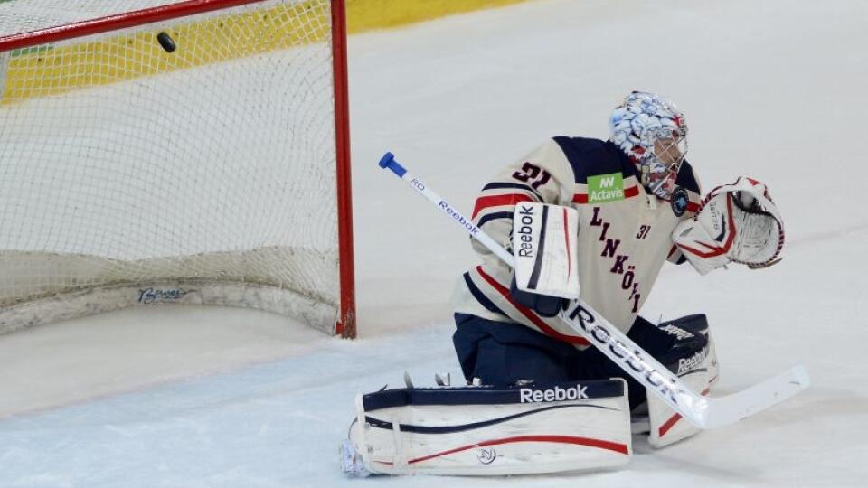 Na snímke prekonaný brankár Christian Engstrand (Linköping) v hokejovom zápase 4. ročníka European Trophy medzi HC Slovan Bratislava - LHC Linköping (Švédsko) v Skalici v piatok 30. augusta 2013. FOTO TASR - Martin Baumann

