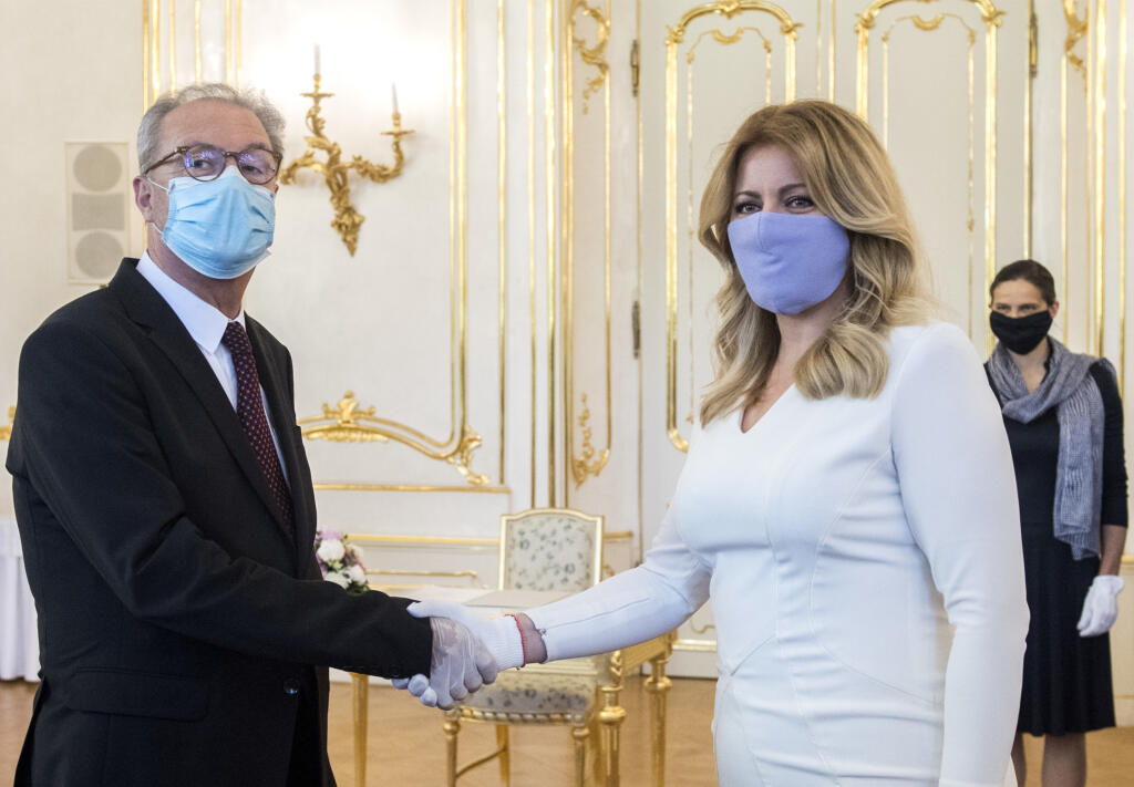 Prezidentka SR Zuzana Čaputová vymenovala nového predsedu Najvyššieho súdu SR. Na snímke vľavo nový predseda Najvyššieho súdu SR Ján Šikuta si preberá poverenie z rúk prezidentky SR a v pozadí vpravo ministerka spravodlivosti SR Mária Kolíková 20. mája 2020 v Bratislave. FOTO TASR - Martin Baumann