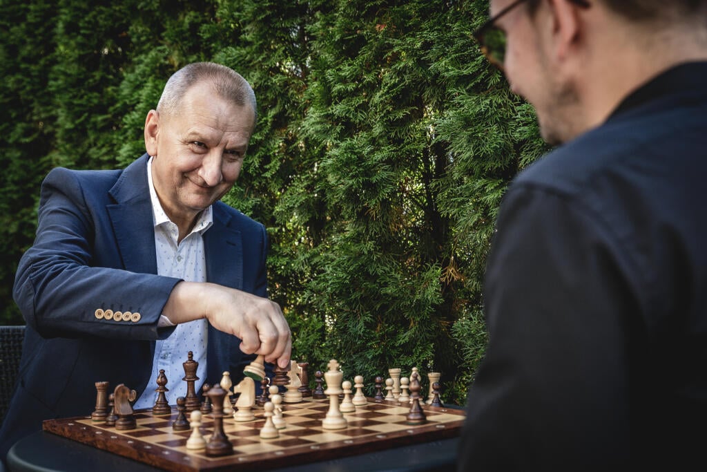 Zakladateľ firmy Reinter Jaroslav Pčola starší trénuje vo voľnom čase šachistov, mnohých z nich dostal na stupne víťazov celoštátnych súťaží.