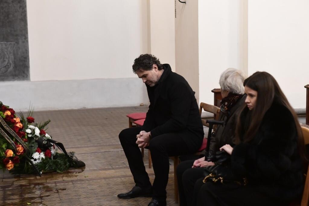 Smútiaci Jaromír Jágrv kostole počas pohrebu otca. Pozbieral silu a prečítal list, ktorý mu napísal do neba.
