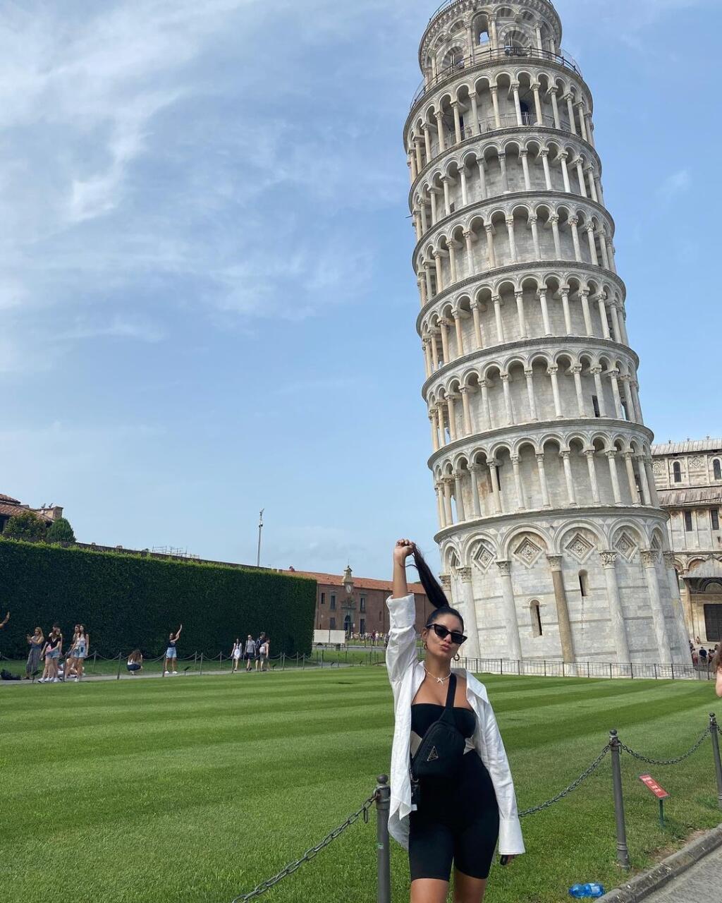 Stále sa nakláňa, napísala herečka Vanessa Hudgens (32) k ikonickej veži v talianskej v Pise.