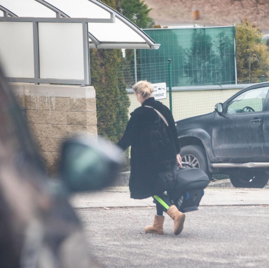 Bratislava, 3. januára 2023: Párik sa dočkal vytúženého dieťatka. Adelu s Viktorom sa nám podarilo pristihnúť pri ich dome, ako s malým pokladom vo vajíčku prichádzajú domov.