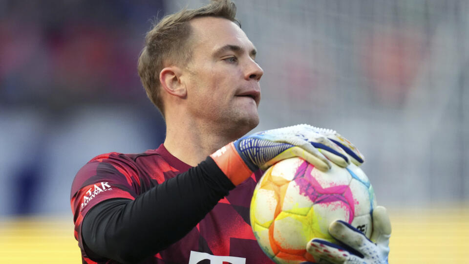 WA 46 Berlín - Brankár Bayernu Mníchov Manuel Neuer sa rozcvičuje pred zápasom 13. kola nemeckej Bundesligy Hertha BSC - Bayern Mníchov v Berlíne v sobotu 5. novembra 2022. FOTO TASR/AP
Bayern's goalkeeper Manuel Neuer holds the ball prior to the German Bundesliga soccer match between Hertha BSC Berlin and FC Bayern Munich in Berlin, Germany, Saturday, Nov. 5, 2022. (AP Photo/Michael Sohn)