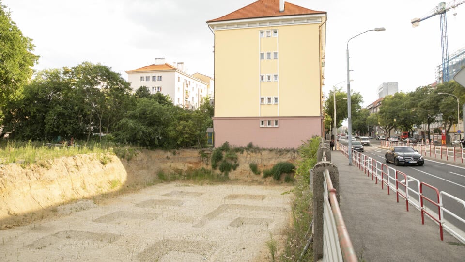 Jama na Vajnorskej: Stavebný úrad ju kontroluje a stavebník tvrdí, že ju zabezpečil. Dodal aj statický posudok.