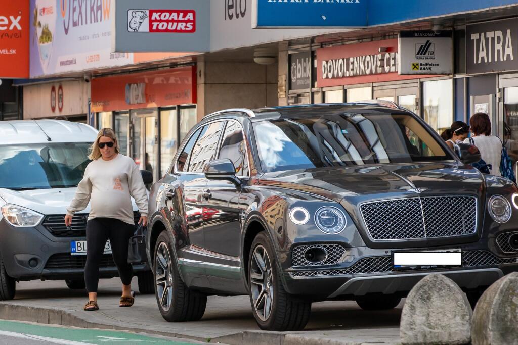 V posledných rokoch sa Cibulková preháňa ulicami na tmavom Bentley, ktoré jej uľahčovalo život počas tehotenstva, ale aj po pôrode.