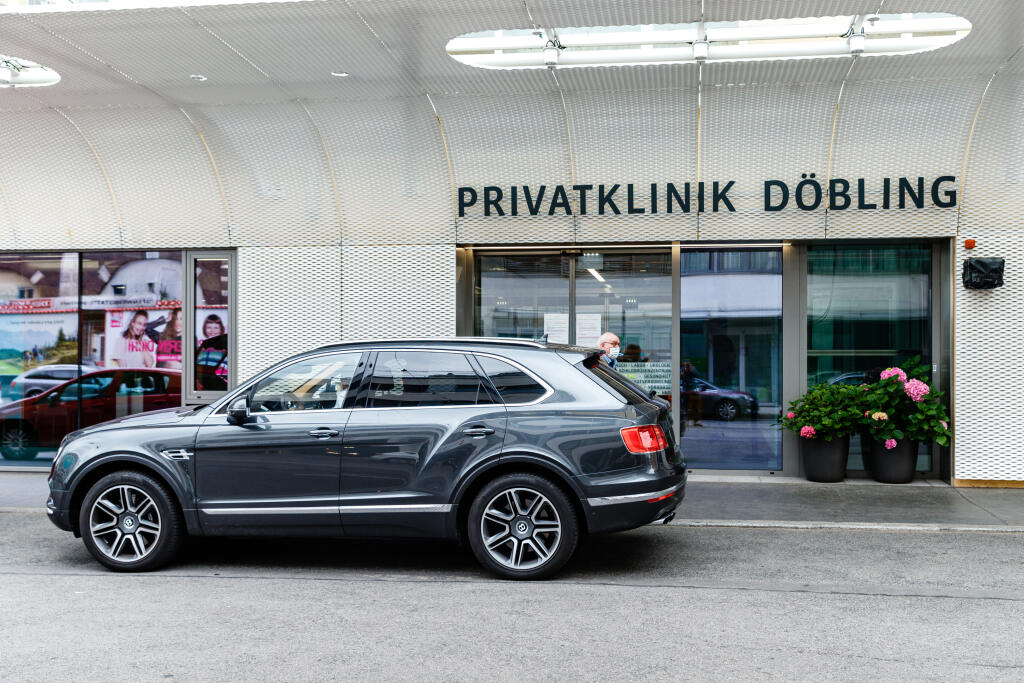 Na snímke Dominika Cibulková a Michal Navara vychádzajú z Privatklinik Döbling vo Viedni, pôrodnice, v ktorej Dominika priviedla na svet prvorodeného syna Jakuba.