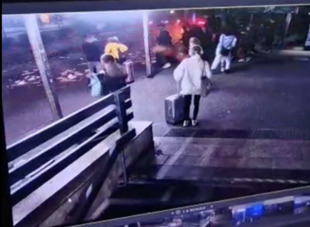 Na snímke ZÁBERY Z MIESTA smrteľnej nehody na zastávke MHD Zochova v Bratislave. Vodič vletel do davu ľudí v plnej rýchlosti, čakajúci na autobus nemali šancu.