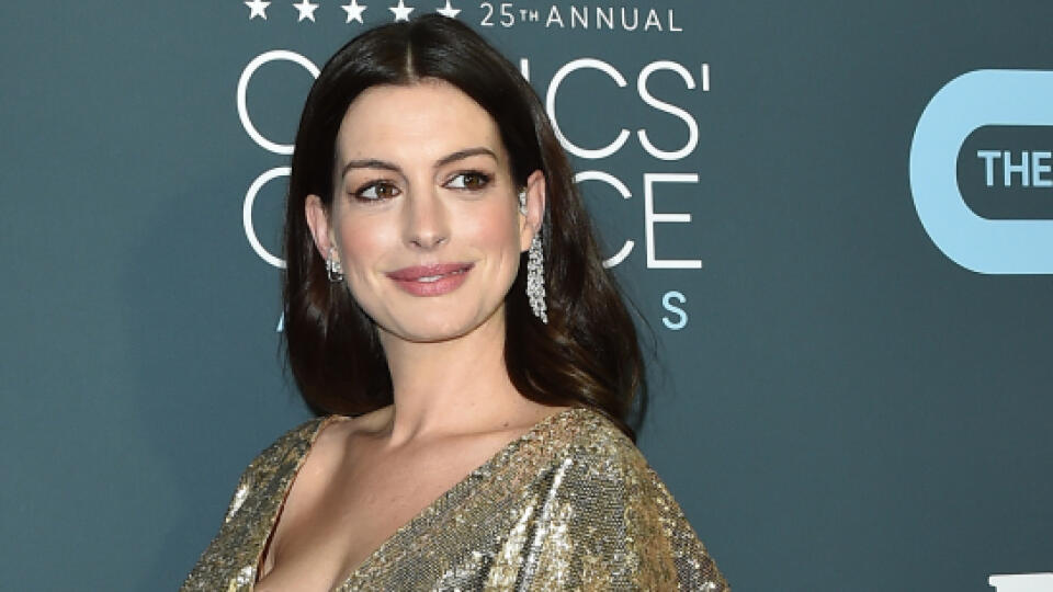 Anne Hathaway: Iba niekoľko týždňov po pôrode druhého syna vyzerá božsky! Extravagantné zlaté šaty z dielne Versace boli trefou do čierneho. Hlboký výstrih si Anne rozhodne môže dovoliť.