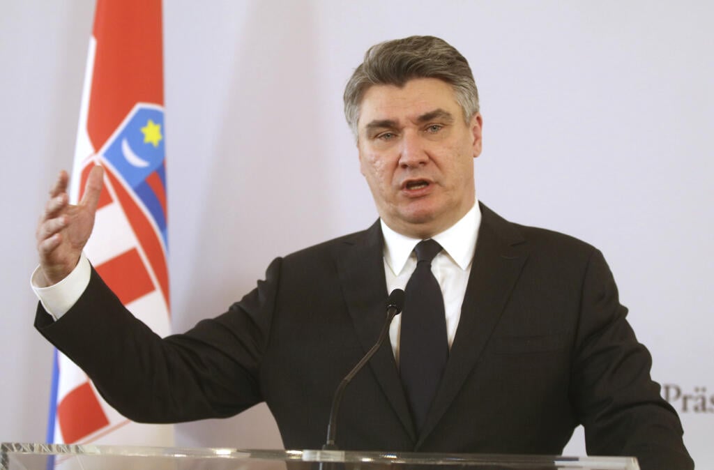 JB 19 Viedeň - Chorvátsky prezident Zoran Milanovič počas tlačovej konferencie po jeho stretnutí s rakúskym partnerom Alexandrom Van der Bellenom vo Viedni 2. marca 2020. FOTO TASR/AP

Croatian President Zoran Milanovic addresses the media after talks with Austrian President Alexander Van der Bellen at the Hofburg palace in Vienna, Austria, Monday, March 2, 2020. (AP Photo/Roland Zak)