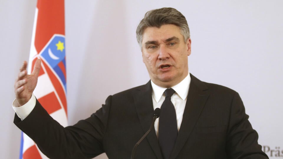 JB 19 Viedeň - Chorvátsky prezident Zoran Milanovič počas tlačovej konferencie po jeho stretnutí s rakúskym partnerom Alexandrom Van der Bellenom vo Viedni 2. marca 2020. FOTO TASR/AP
Croatian President Zoran Milanovic addresses the media after talks with Austrian President Alexander Van der Bellen at the Hofburg palace in Vienna, Austria, Monday, March 2, 2020. (AP Photo/Roland Zak)