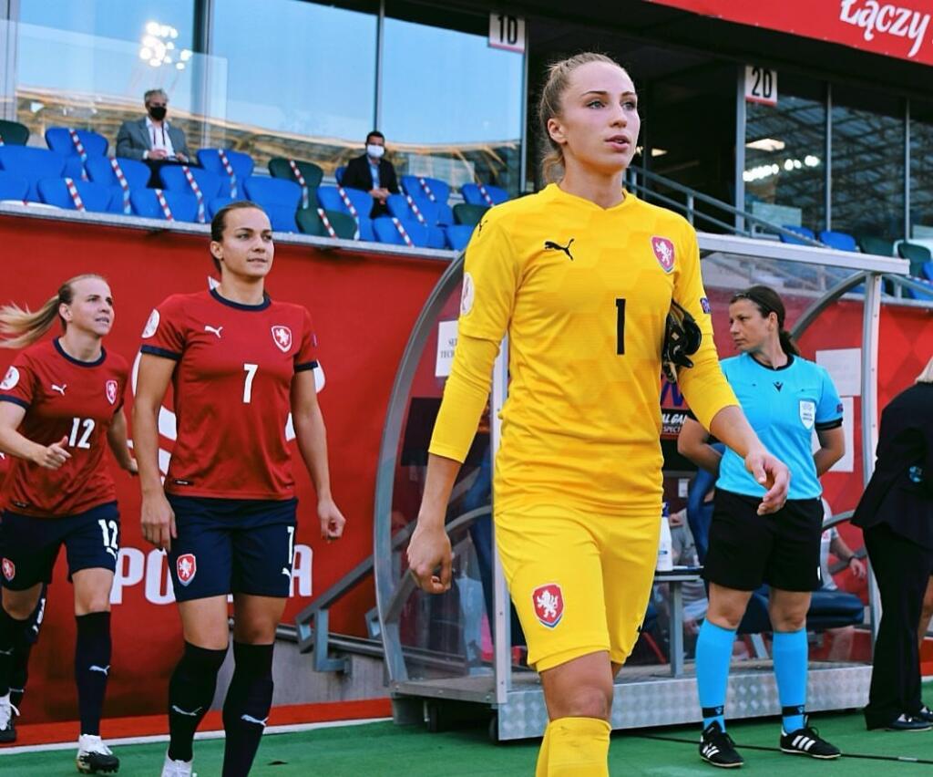Brankárka Barbora Votiková tvrdí, že v šatni je prevaha lesbičiek. Ona randí s pokrovou hráčkou Barborou Mlejnkovou.