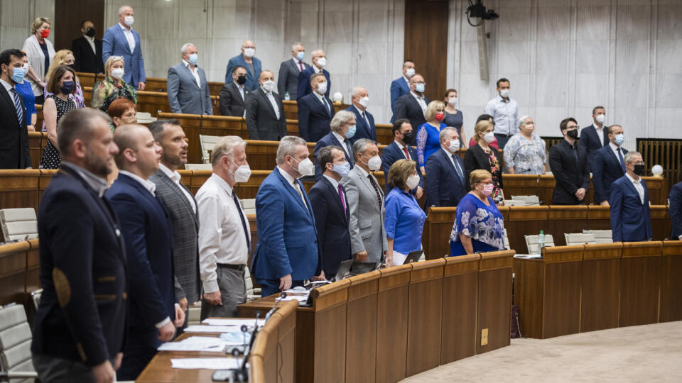 Na snímke poslanci stoja počas štátnej hymny počas 32. schôdze Národnej rady SR v Bratislave 17. júna 2021. FOTO TASR - Jaroslav Novák