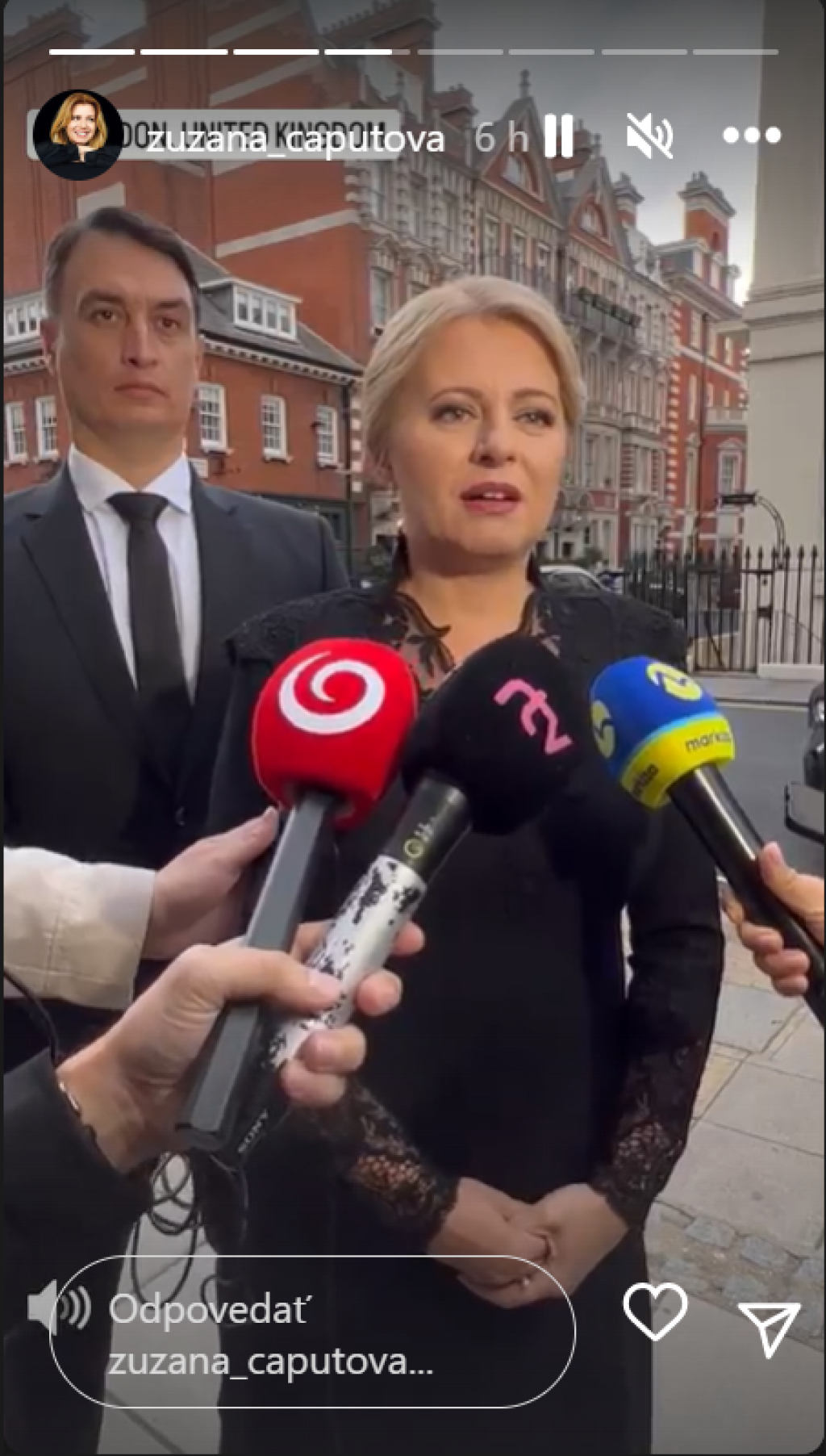 Zuzana Čaputová poskytla v Londýne, v predvečer pohrebu kráľovnej rozhovor médiám o tom, ako vníma atmosféru v meste. Na sebe mala čierne šaty s čipkou od Borisa Hanečku.