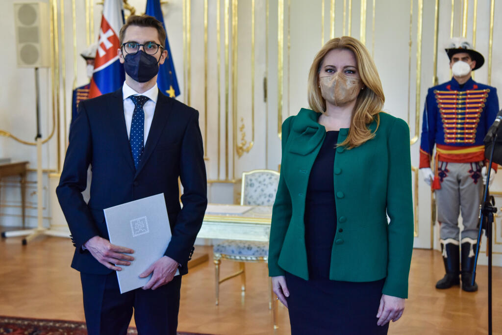 Na snímke vpravo prezidentka SR Zuzana Čaputová a vľavo sudca Okresného súdu Kežmarok Lukáš Hvizdoš počas vymenovania sudcov do všeobecných súdov bez časového obmedzenia 7. decembra 2021 v Bratislave. FOTO TASR - Pavol Zachar