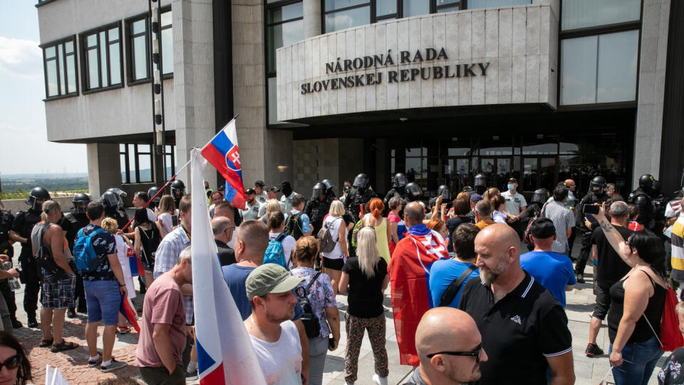 Protest pred parlamentom proti vládnym opatreniam.