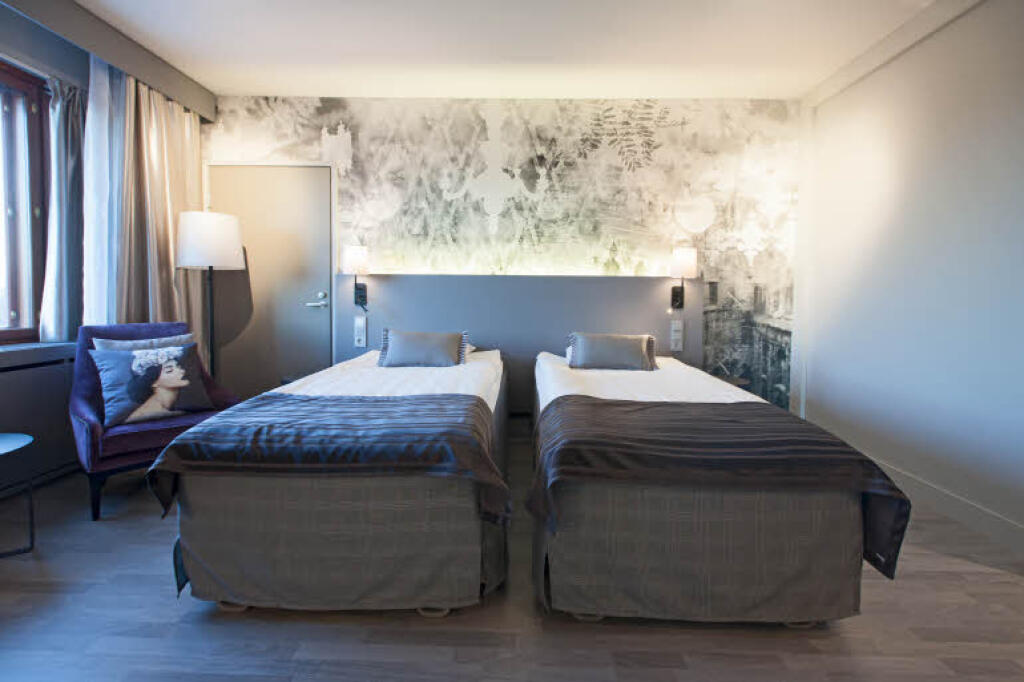 Samotný hotel má deväť poschodí a dokopy až 523 izieb. Každá z nich je vybavené minibarom, satelitnou TV a kúpeľňou s vyhrievanou podlahou. Cena za jednu noc sa pohybuje od 140 do 200 eur.