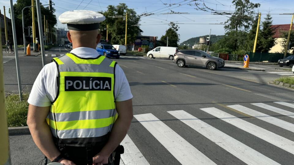 Na snímke príslušník Krajského dopravného inšpektorátu Krajského riaditeľstva Policajného zboru v Prešove kontroluje dopravu na križovatke ulíc Masarykova - Škultétyho - Kuzmányho v Prešove v stredu 26. júna 2024.