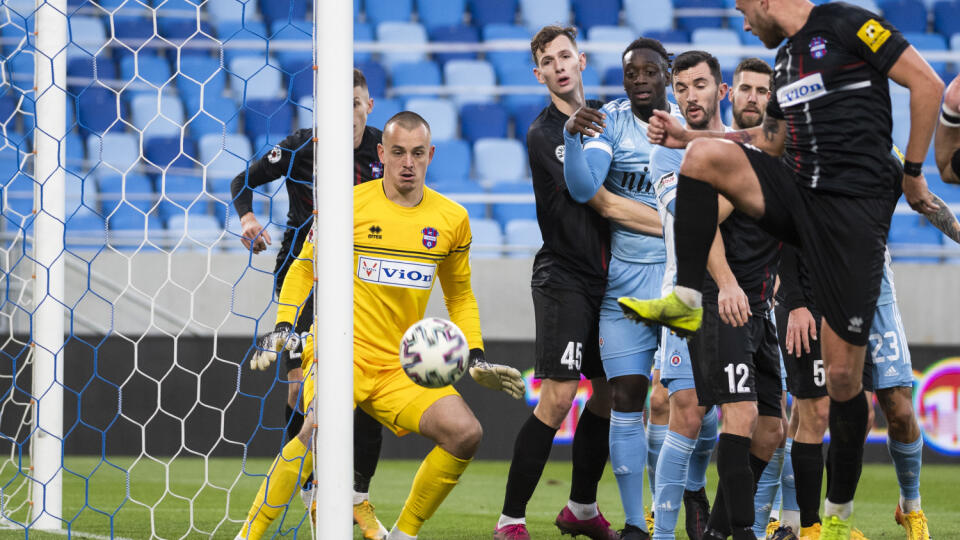 Na snímke vľavo brankár Adrián Chovan (ViOn) počas zápasu 14. kola Fortuna ligy ŠK Slovan Bratislava - FC ViOn Zlaté Moravce-Vráble v Bratislave v nedeľu 22. novembra 2020. FOTO TASR - Jaroslav Novák