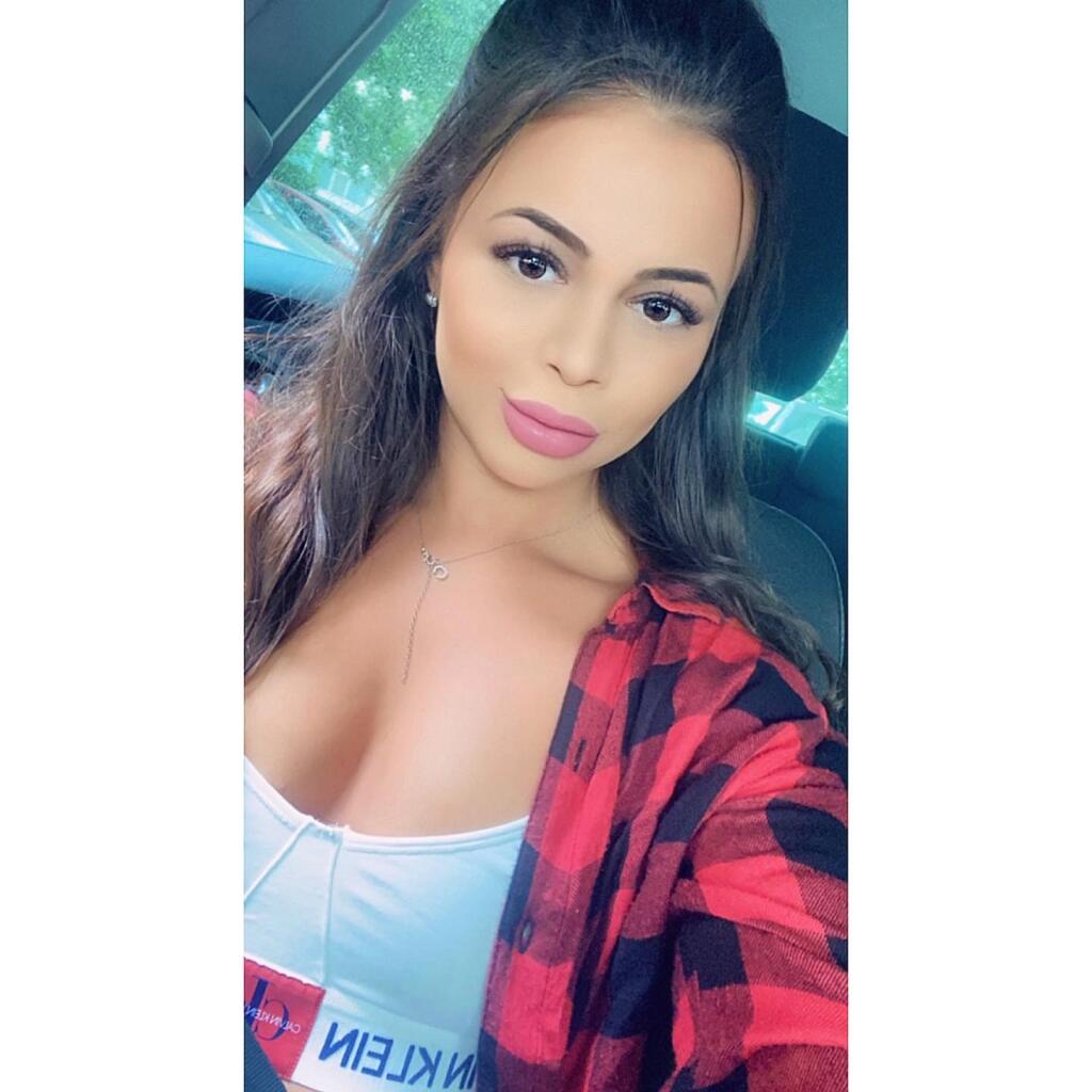 Sexi modelka Corina Nicolescu rada vystavuje svoje prednosti.