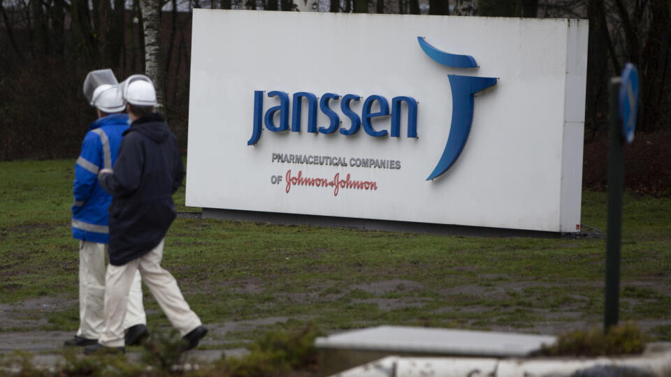 WA 13 Geel - Zamestnanci kráčajú okolo budovy Janssen Pharmaceutical, dcérskej spoločnosti americkej firmy Johnson & Johnson v Európe v belgickom meste Geel v stredu 3. februára 2021. Európska agentúra pre lieky (EMA) očakáva, že ju americká spoločnosť Johnson & Johnson už "čoskoro" požiada o schválenie jej vakcíny proti ochoreniu COVID-19. FOTO TASR/AP 

Workers walk outside Johnson & Johnson subsidiary, Janssen Pharmaceutical, in Geel, Belgium, Wednesday, Feb. 3, 2021. Johnson & Johnson is wor