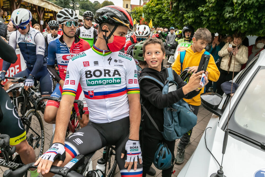 Uvidíme Tour de France opäť s prísnymi obmedzeniami? Nie je vylúčené, že nadšení fanúšikovia sa k cyklistom takto blízko nedostanú.