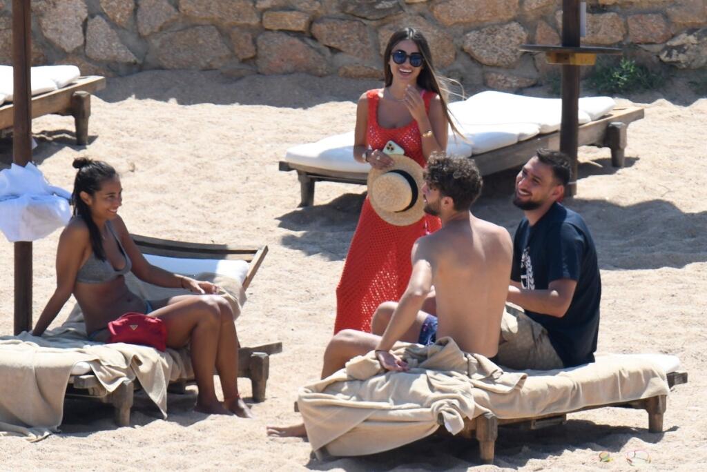 Donnarumma si užíva na dovolenke na Sardínii, spoločnosť mu robí sexi priateľka Alessia, ale aj reprezentačný spoluhráč Locatelli s jeho priateľkou.