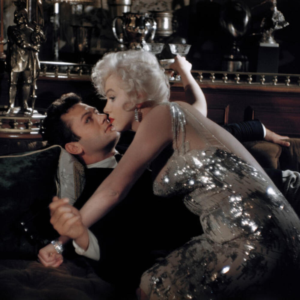 LOS ANGELES - 1958: Actors Marilyn Monroe and Tony Curtis on the set of the film
