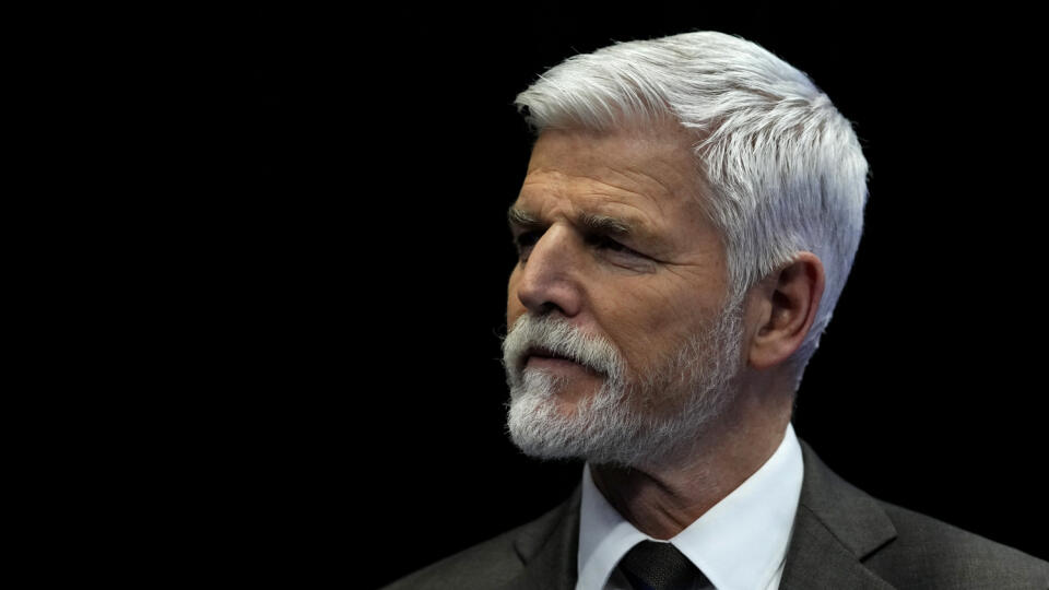 KK36 Praha - Kandidát na českého prezidenta Petr Pavel prichádza na predvolebnú debatu 25. januára 2023 v Prahe. Druhé kolo českých prezidentských volieb, v ktorom sa proti sebe postavia Petr Pavel a Andrej Babiš, sa uskutoční 27. a 28. januára. FOTO TASR/AP
Supporters of presidential candidate and retired army Gen. Petr Pavel light up their phones during an election rally in Prague, Czech Republic, Wednesday, Jan. 25, 2023. (AP Photo/Petr David Josek)