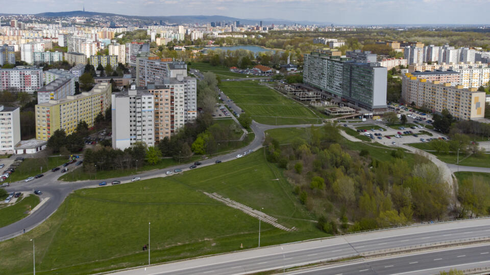 Na snímke je mestský pozemok v lokalite Janíkov dvor v bratislavskej mestskej časti Petržalka, kde mesto plánuje postaviť obytný dom s nájomnými bytmi a parkovací dom.
