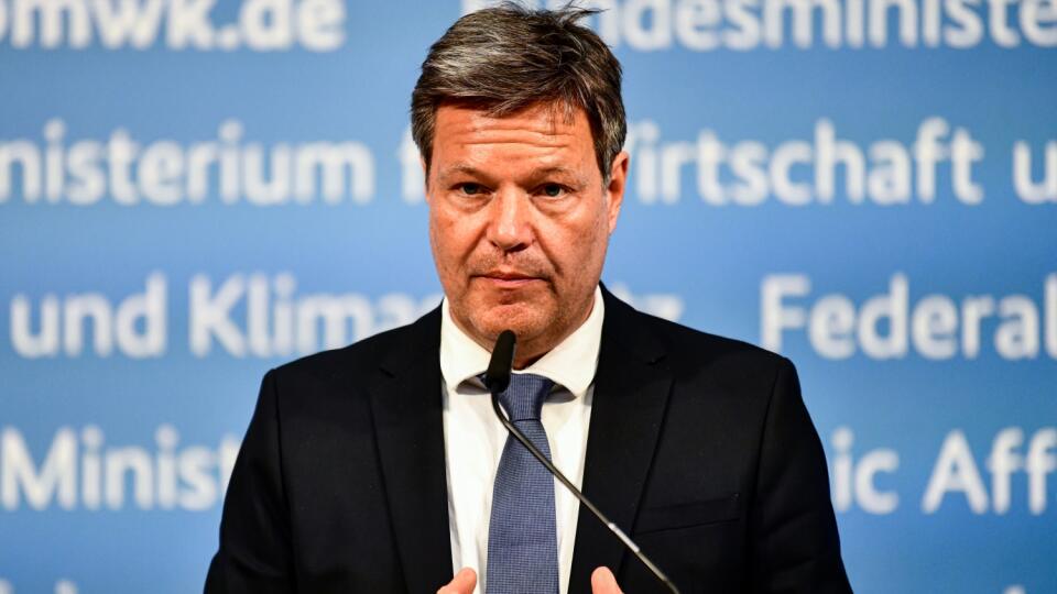 KK15 archív Berlín - Na archívnej snímke z 11. apríla 2022 nemecký minister hospodárstva Robert Habeck počas vyhlásenia v Berlíne. Nemecko predpokladá, že v najbližších dňoch nájde spôsob, ako nahradiť ruskú ropu dodávkami z alternatívnych zdrojov. Povedal to v utorok 26. apríla 2022 nemecký minister hospodárstva Robert Habeck s tým, že v takom prípade by si už Nemecko dokázalo poradiť s embargom Európskej únie na dovoz ropy z Ruska. FOTO TASR/DPA
ARCHIV - 11.04.2022, Berlin: Robert Habeck (Bünd